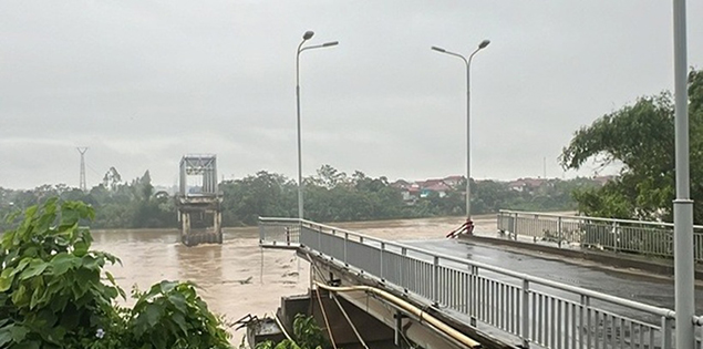 Vụ sập cầu Phong Châu: Nước lũ chảy xiết vẫn chưa thể tiến hành cứu hộ

