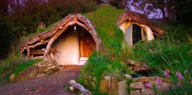 Người đàn ông tự làm nhà kiểu Hobbit đẹp như cổ tích, cùng gia đình sống không cần điện lưới