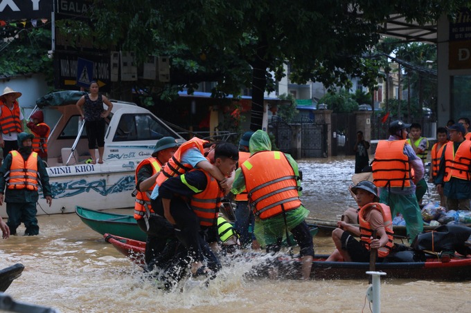 Thái Nguyên: Người mẹ vỡ òa nỗi đau khi tìm thấy thi thể con trai 5 tuổi trong vụ lật thuyền do mưa lũ