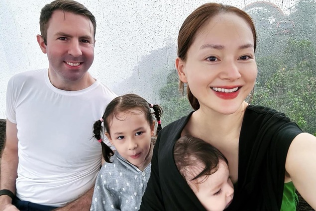 Dân mạng thắc mắc 'chồng Tây to cao mà không địu con', Lan Phương trả lời tinh tế
