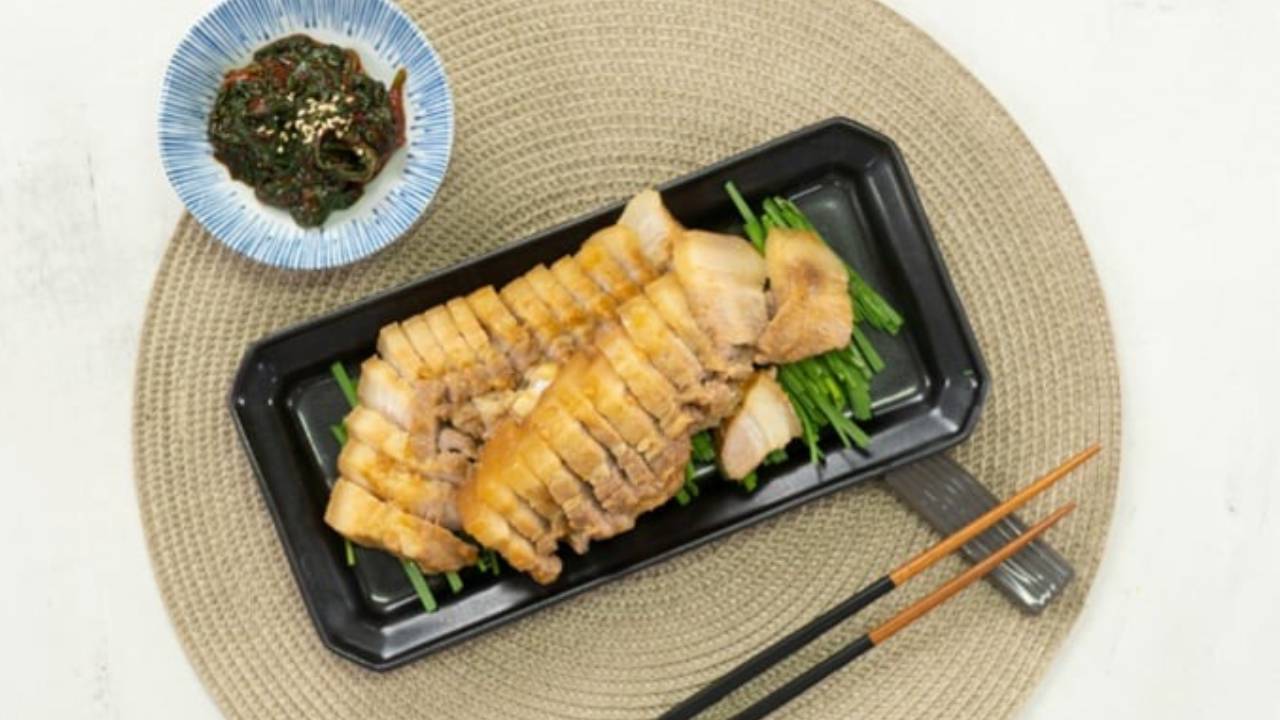 Mách bạn cách luộc thịt ba chỉ không cần nước vừa ngọt vừa thơm