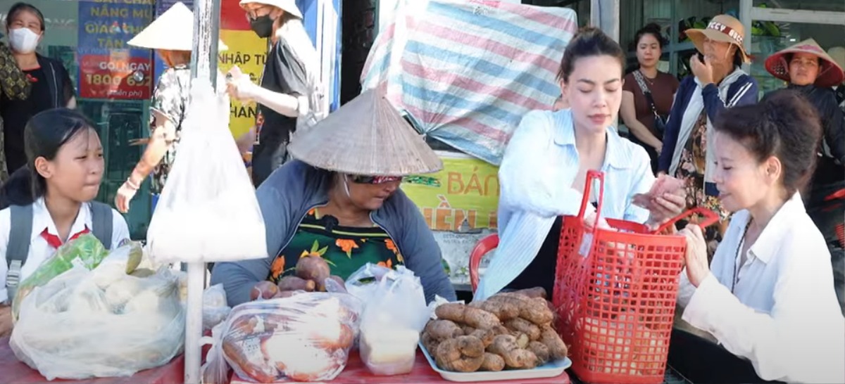 Nữ ca sĩ hàng đầu Vbiz lặn lội ra chợ bán đồ ăn, vất vả vô cùng mà chỉ kiếm được 300 nghìn
