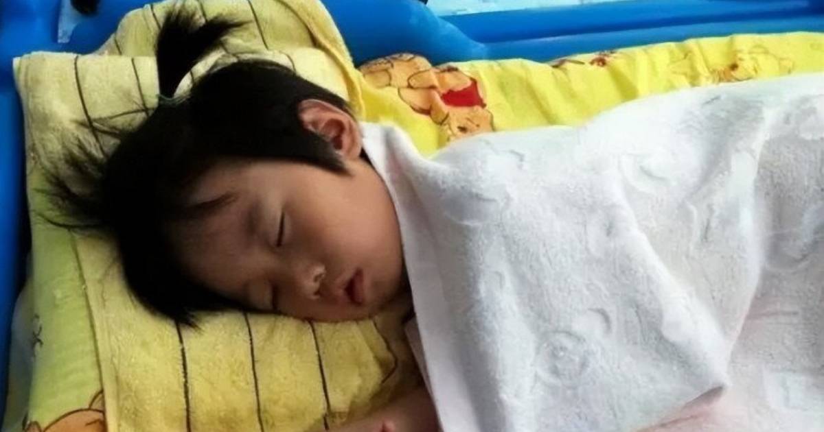 Con khoe ngủ trưa ở trường rất ngon, mẹ điếng người nhận ra vật thể lạ