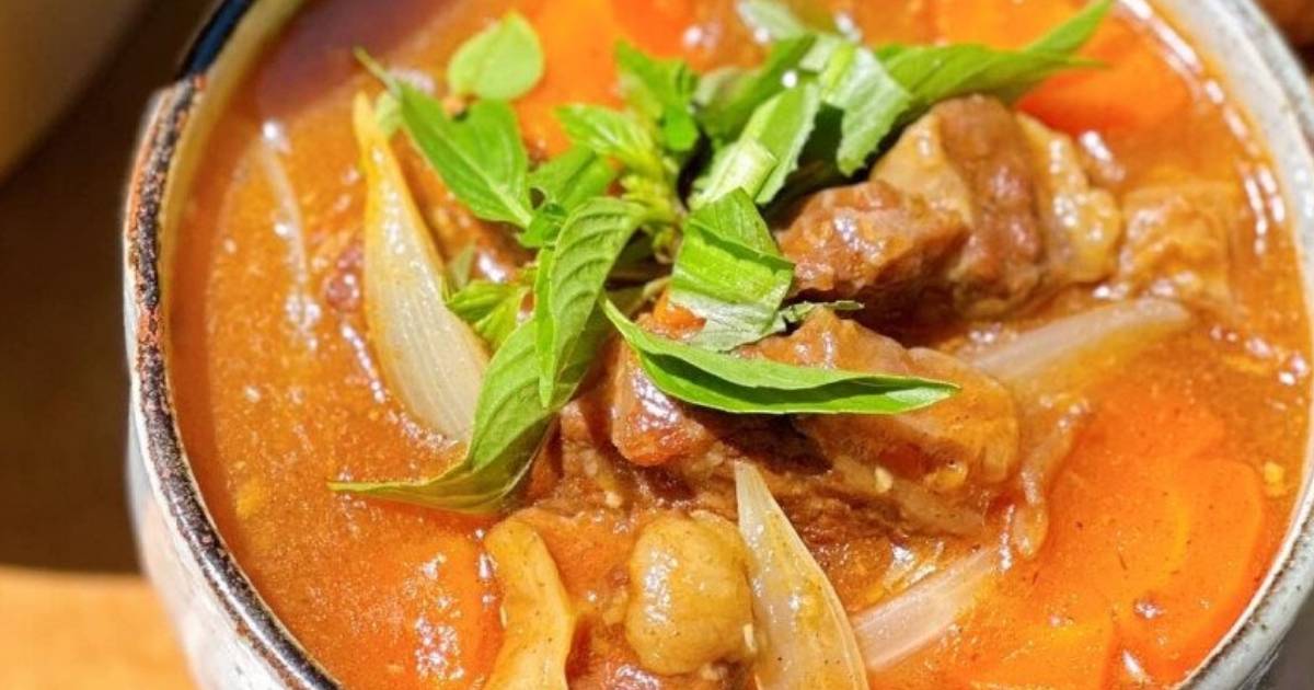 Bánh mì bò kho nóng hổi thơm phức, ăn sáng hay ăn trưa đều tuyệt ngon