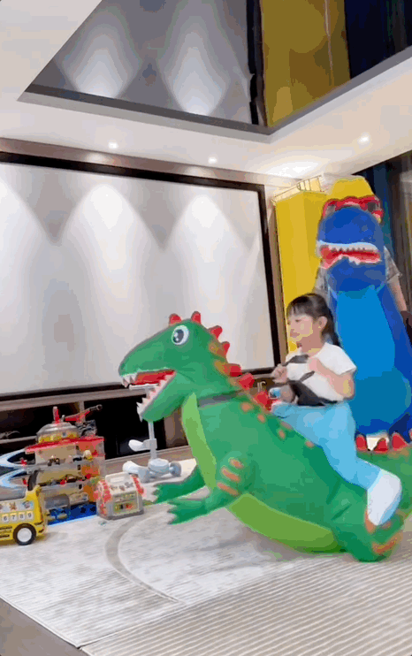 Cường Đô La khoe ảnh vui đùa bên vợ con, dân tình nhìn mãi 1 chi tiết