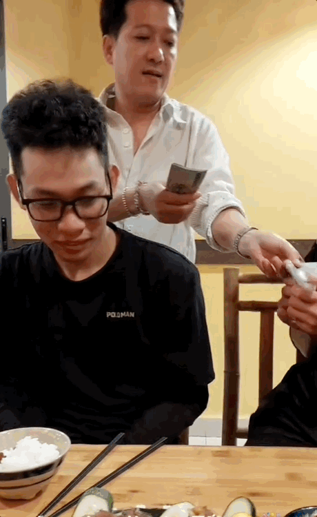 Nửa triệu người 'thổi bùng' tranh cãi vì hành động của Trường Giang