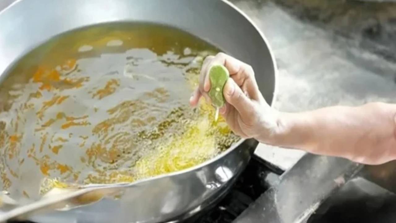 Chiên rán đồ ăn dầu toàn bị bắn tung tóe, vắt ngay thứ này vào dầu không thể văng ra ngoài
