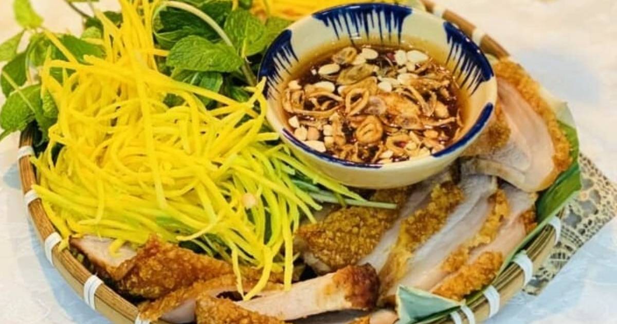 Làm thịt heo quay nhớ thực hiện bước này bì vàng ươm, nổ đều lại giòn tan ăn đã miệng
