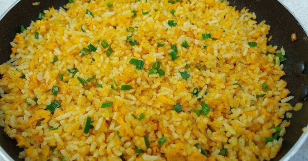 Rang cơm nhớ chia trứng làm 2 phần thế này cơm vàng ươm, giòn ngon hạt căng bóng
