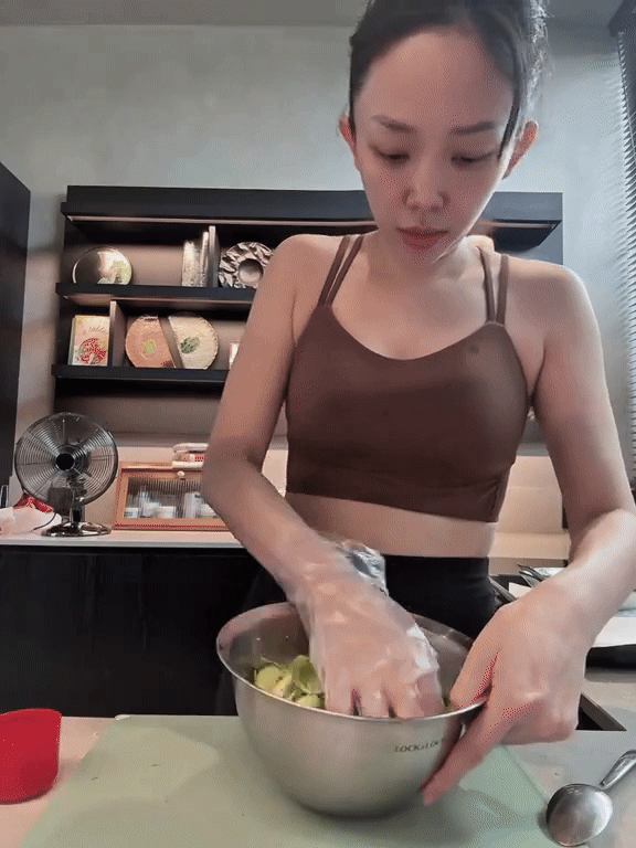 Nữ ca sĩ đình đám hé lộ thực đơn giữ dáng với món rau bổ dưỡng nhưng giá cực chát
