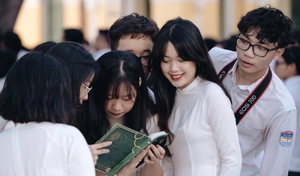 Miễn toàn bộ học phí cho học sinh công lập từ mầm non đến phổ thông cả nước: QUÁ MỪNG!