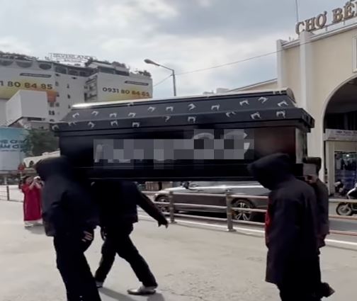 Xác minh nhóm thanh niên khiêng quan tài trước chợ Bến Thành
