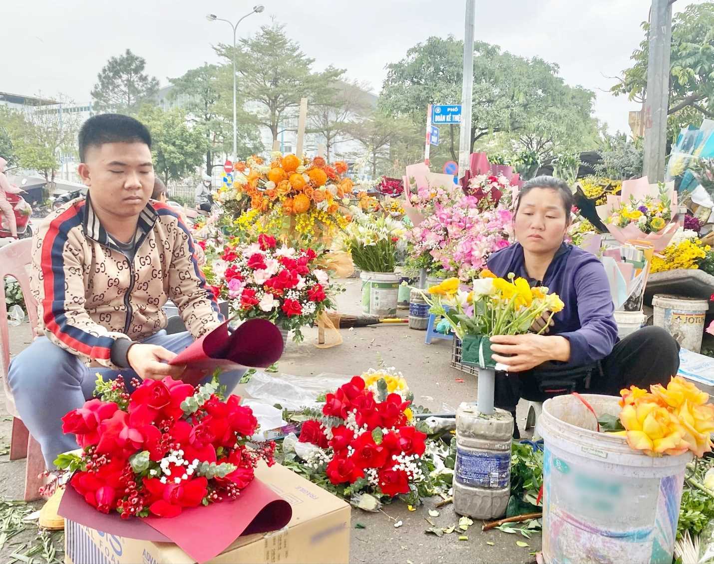 Ở Hà Nội, giá hoa tươi đang "nóng lên" từng ngày trước thềm 8/3, xu hướng quà tặng thiết thực lên ngôi
