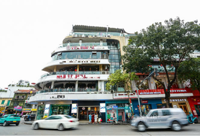 Hà Nội: Đổ xô check-in tòa nhà “Hàm Cá Mập” trước ngày chia tay