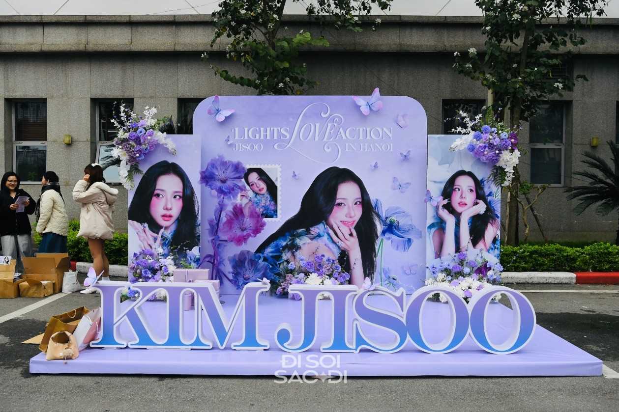 Trước giờ G: Jisoo xinh tươi tại Hà Nội, fan nô nức check-in chờ gặp thành viên đẹp nhất BLACKPINK!