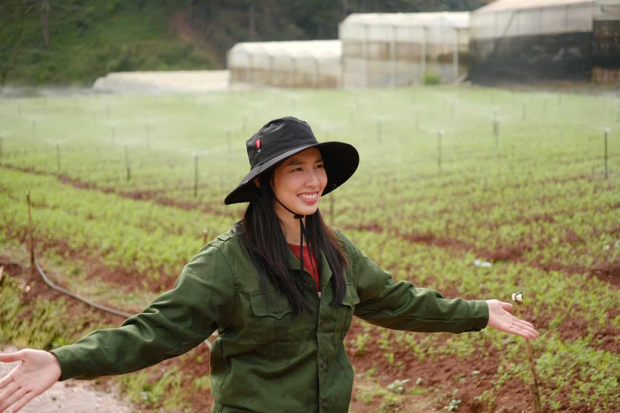 Hình ảnh được chia sẻ nhiều nhất lúc này của Hoa hậu Thùy Tiên sau khi Hằng Du Mục và Quang Linh Vlogs bị bắt