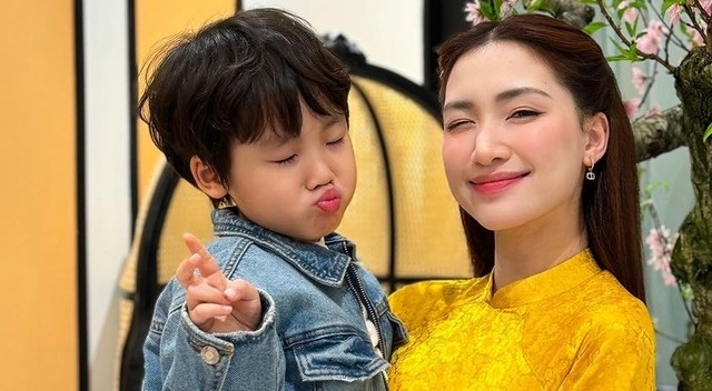 Bé Bo nói 4 chữ với bố, cư dân mạng ào vào khen lia lịa: Chứng tỏ Hoà Minzy dạy con xịn cỡ này!