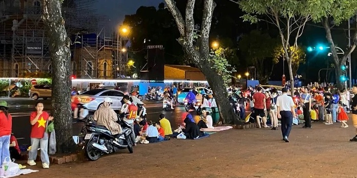 Nhiều người thức xuyên đêm, 'cắm trại' đợi xem tổng duyệt diễu binh, diễu hành sáng 27/4