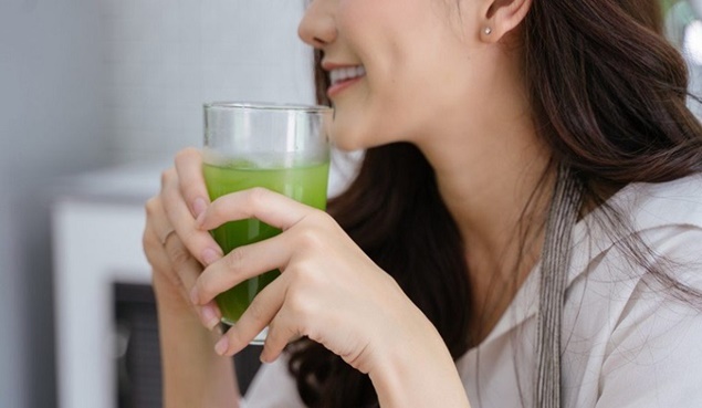 Nghỉ lễ đi biển cháy nắng, "cấp cứu" làn da với 3 loại nước ép dễ làm tại nhà

