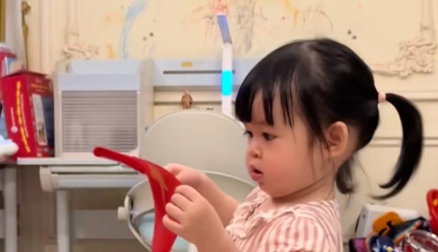 Đỗ Mỹ Linh chia sẻ khoảnh khắc của con gái, dân mạng nhìn ra ngay chi tiết giống nhà mình