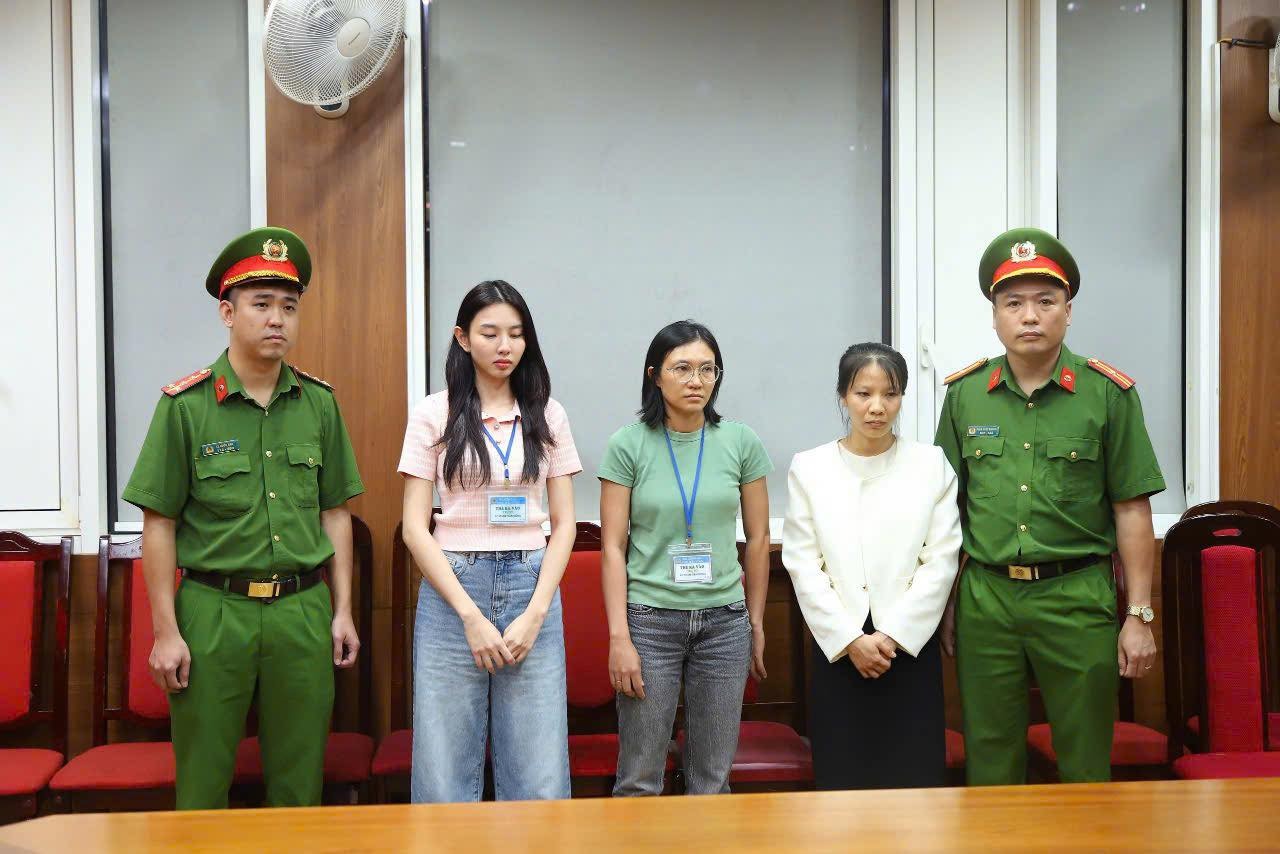 Cơ quan chức năng khám xét nhà Hoa hậu Thùy Tiên, thu nhiều tài liệu