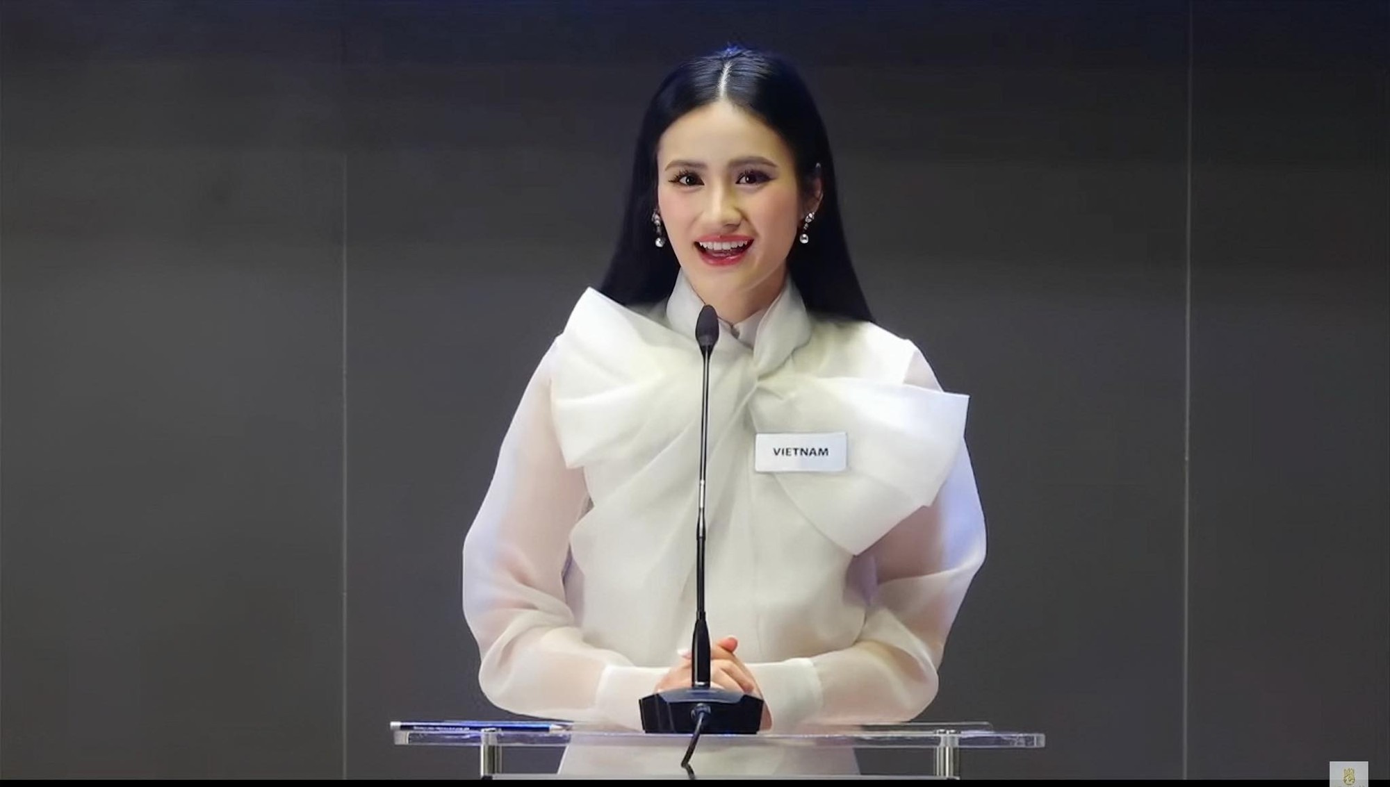 Ý Nhi và màn thuyết trình bằng tiếng Anh ấn tượng tại Miss World 2025