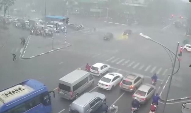 Hà Nội mưa to, cảnh báo ngập lụt nhiều quận
