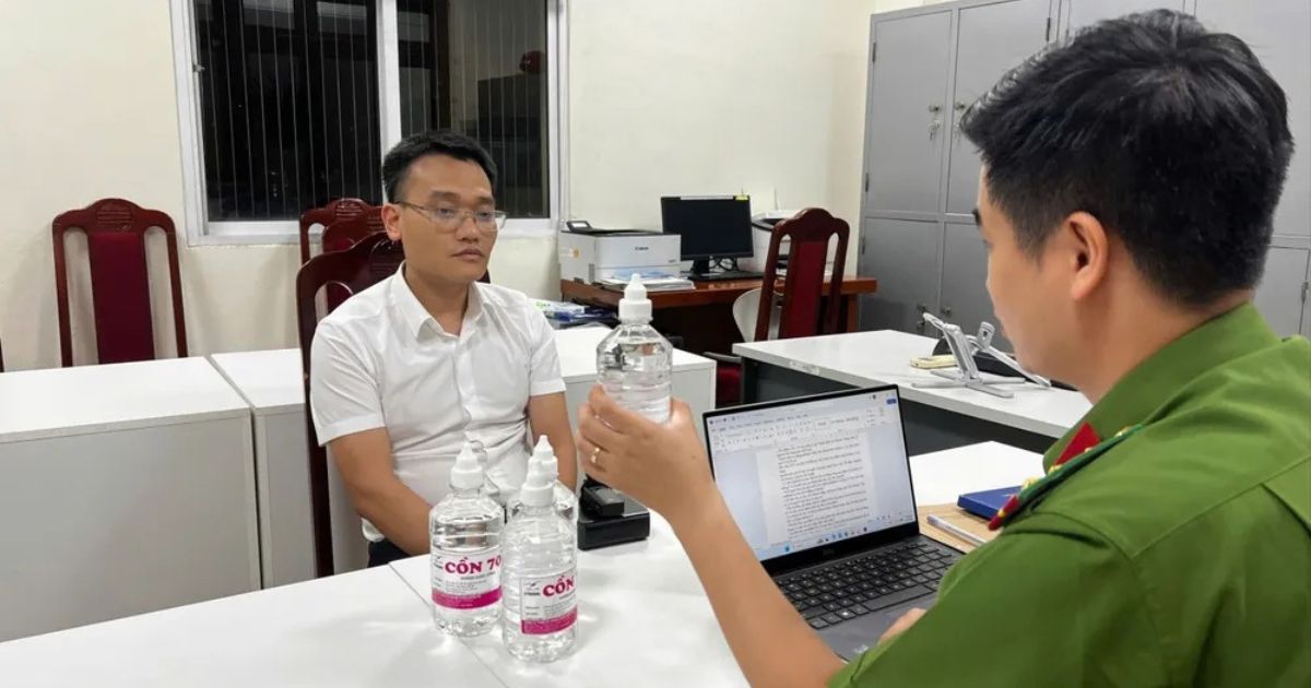 Phó chủ tịch thị trấn ở Hà Nội bị bắt vì sản xuất cồn giả