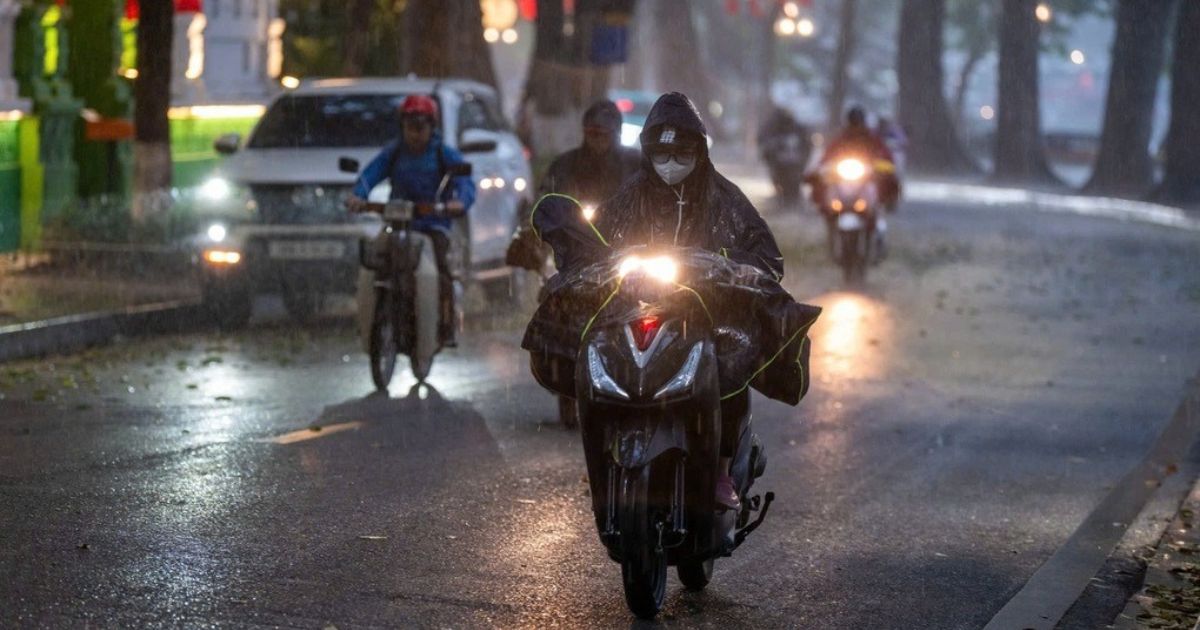 Miền Bắc tiếp tục mưa rào, Nam Bộ nắng nóng gay gắt