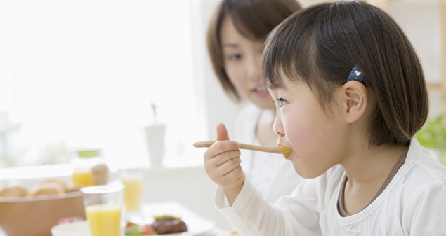 Không cần "siro ăn ngon", bố mẹ áp dụng 3 cách này con vẫn ăn ngoan thun thút