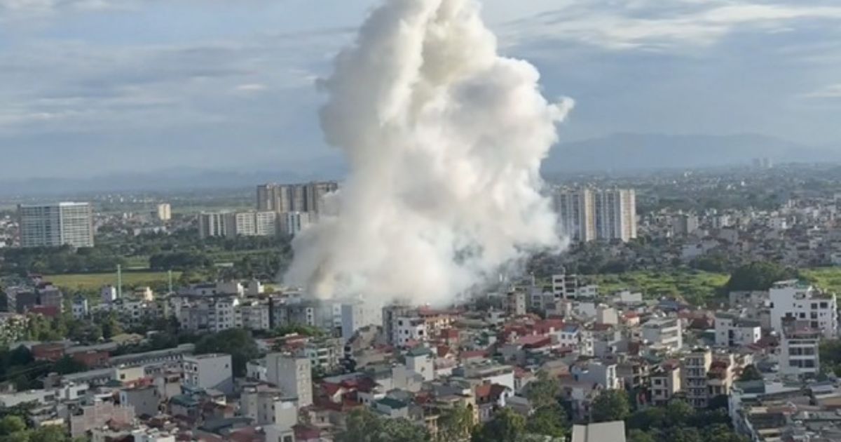 Sau tiếng nổ vang trời, ngôi nhà 4 tầng ở Hà Nội bốc cháy ngùn ngụt 2 người tử vong