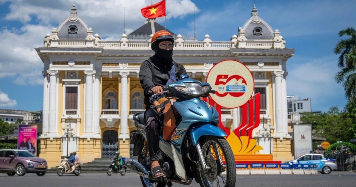 Bắc Bộ và Trung Bộ nắng nóng, chiều tối mưa dông