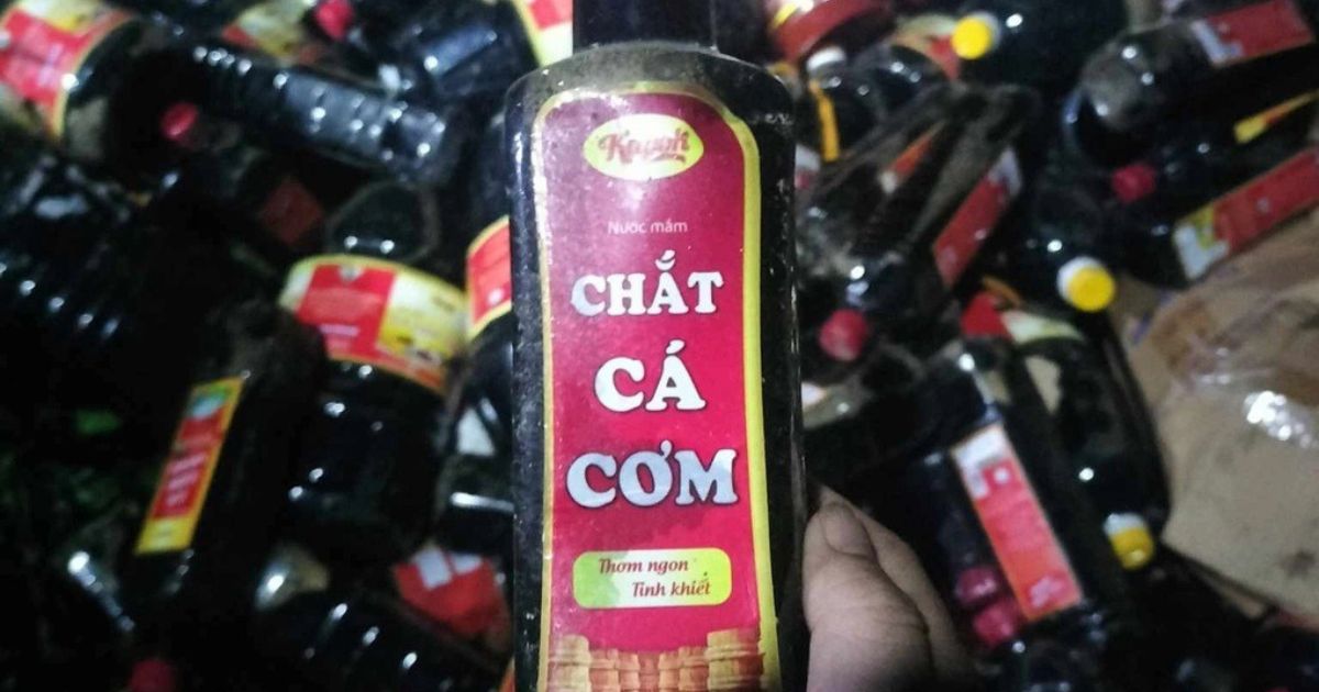 Hơn 1.000 chai nước mắm bị vứt trong bụi rậm