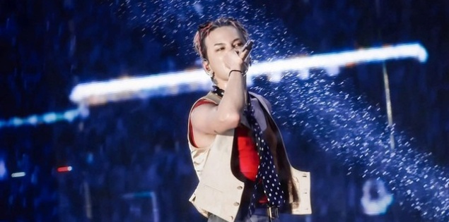 Phản ứng của G-Dragon trong khoảnh khắc fan cuồng lao lên sân khấu khi đang biểu diễn tại Mỹ Đình