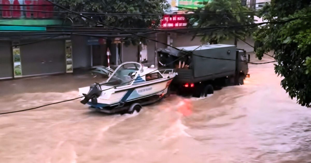 Huy động hơn 1.000 chiến sĩ cứu hộ người dân Thái Nguyên vì ngập lụt