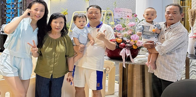 Shark Bình đăng ảnh cả gia đình, nhìn là thấy rõ thái độ của bố mẹ chồng với Phương Oanh