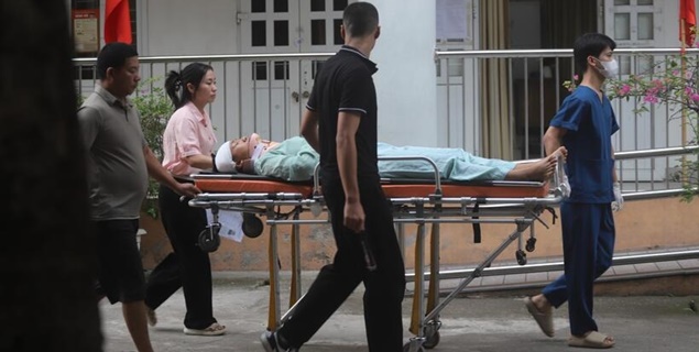Nam sinh đến thi tốt nghiệp THPT bằng cáng sau tai nạn giao thông
