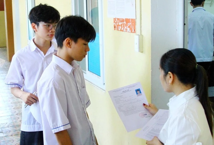 Hỏng xe giữa đường, thí sinh nhanh trí tới ngay điểm thi gần nhất và cái kết bất ngờ