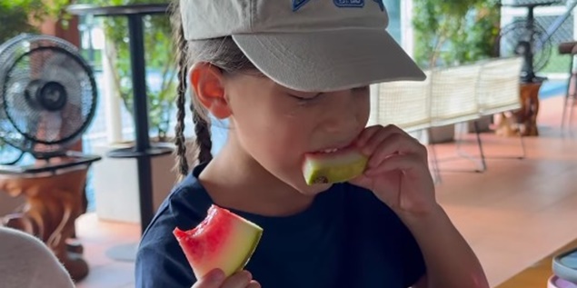 Hành động hồn nhiên của con gái Hồ Ngọc Hà chứng tỏ được nuôi dạy tốt