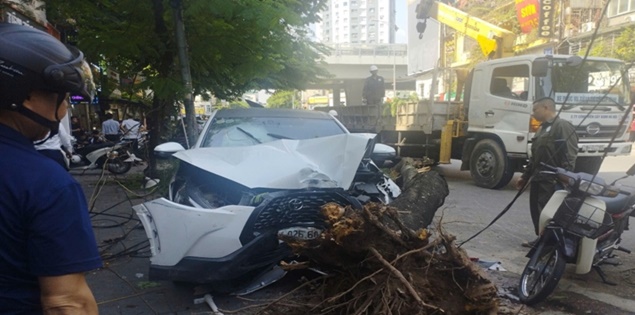 Nữ tài xế tông nhiều xe máy ở Hà Nội, hơn 10 người bị thương