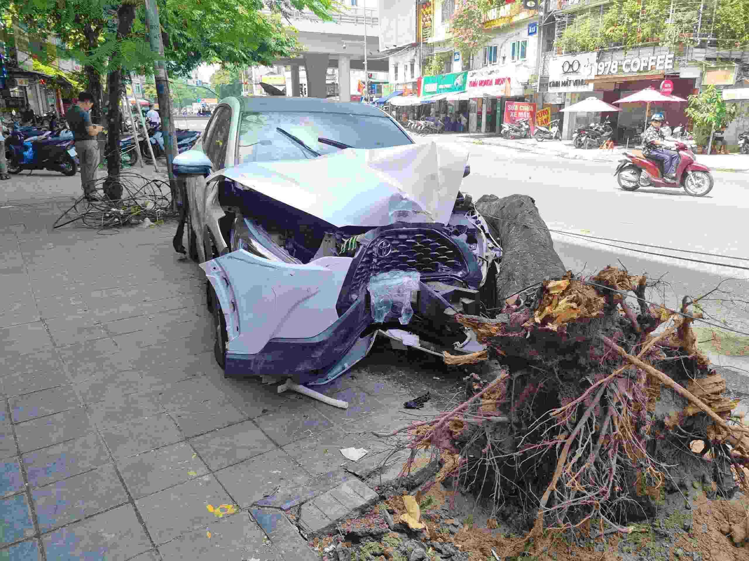 Vụ ô tô tông liên hoàn xe máy: 4 nạn nhân nhập viện, một người tử vong