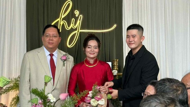 Con trai gả mẹ 53 tuổi đi lấy chồng, câu chuyện khiến ai cũng muốn khóc