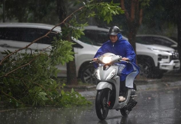 Hà Nội nằm trong vùng trọng tâm mưa lớn do bão Wipha: 11 điều cần làm ngay