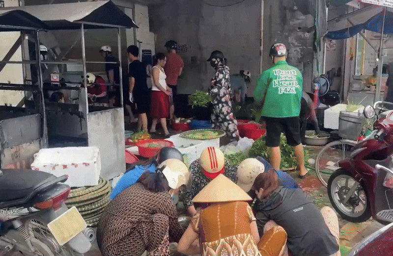 Khung cảnh siêu thị, chợ trước khi bão WIPHA đổ bộ, netizen chia sẻ kinh nghiệm bảo quản thực phẩm