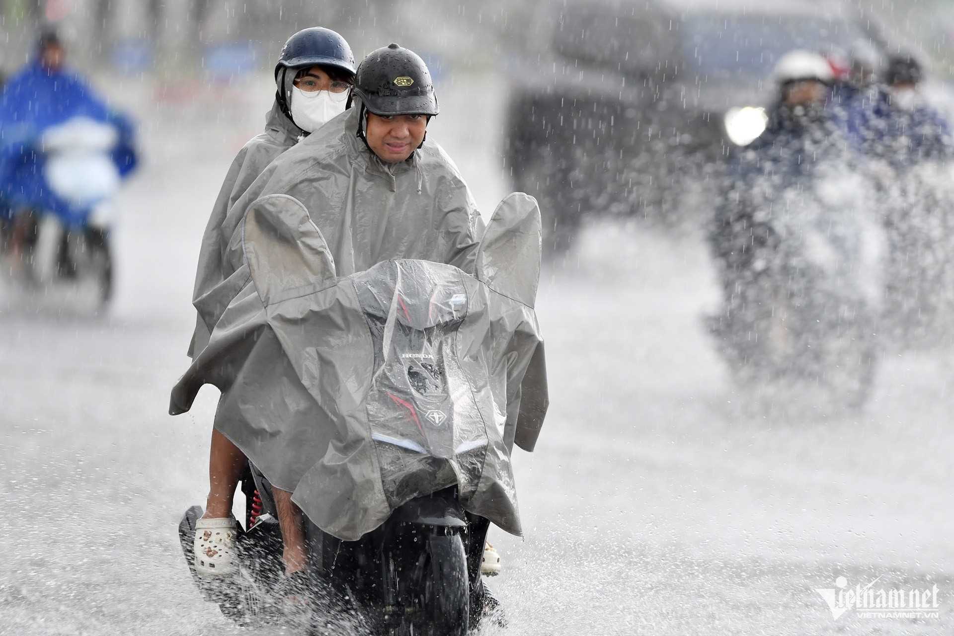 Thời tiết miền Bắc thất thường: Mưa lớn trở lại ngay sau đợt nắng nóng