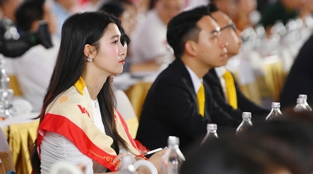 Á hậu Phương Nhi hiếm hoi xuất hiện, phong cách chuẩn "dâu hào môn"