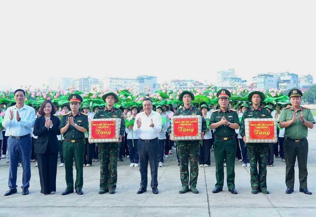 Hà Nội miễn phí nước uống và bánh cho nhân dân xem diễu binh 2/9