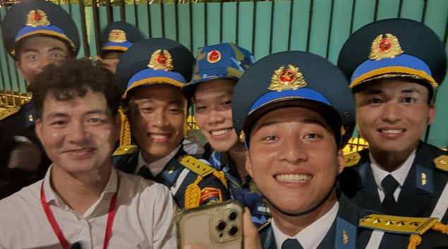 Một nhân vật đặc biệt xuất hiện trong buổi tổng hợp luyện "hot" ngang chiến sĩ diễu binh