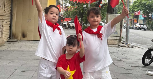 Hoa hậu Đỗ Mỹ Linh khoe "đội hình yêu nước" đặc biệt