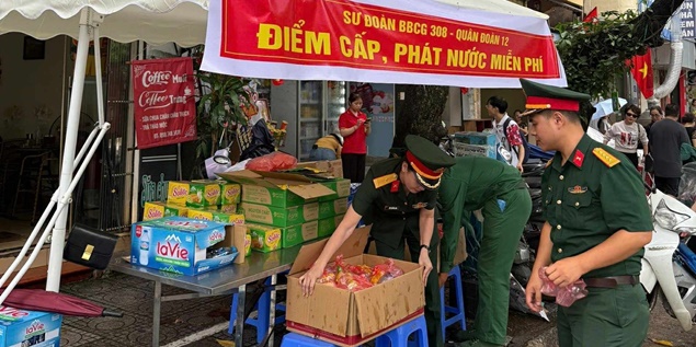 Người dân được phát nước, bánh miễn phí trong buổi Sơ duyệt diễu binh 27/8